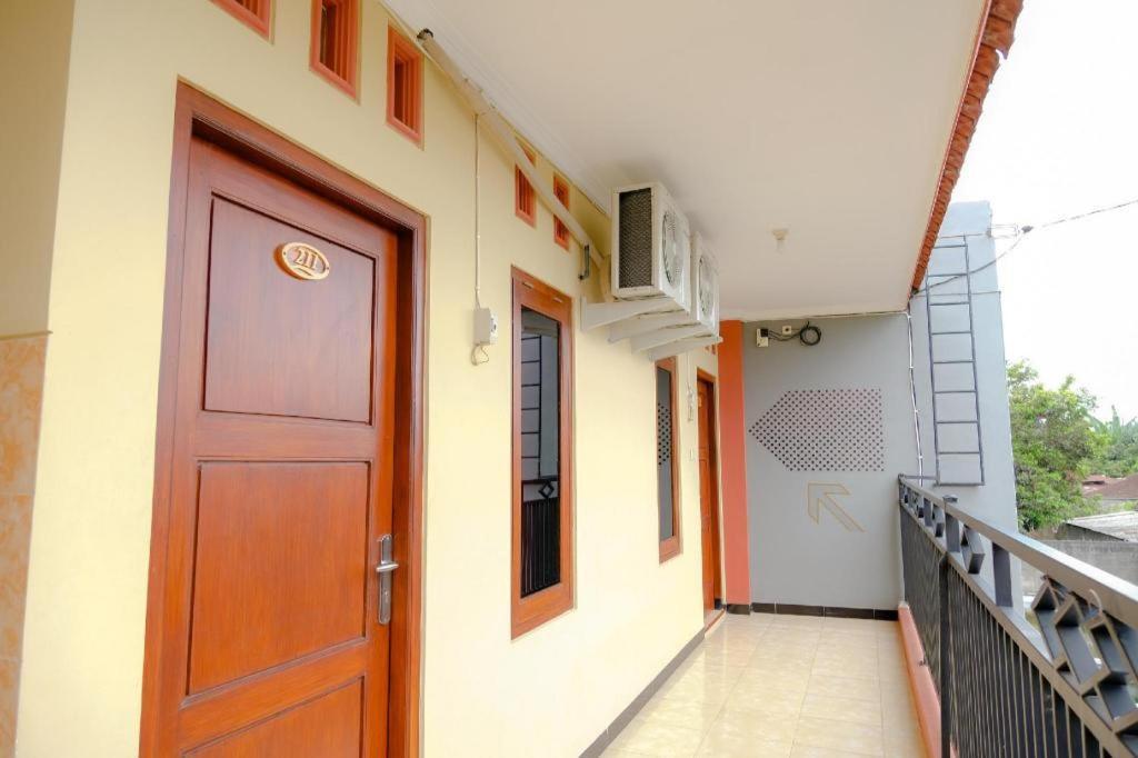 Oyo 2826 Panderman Residence Blitar Zewnętrze zdjęcie